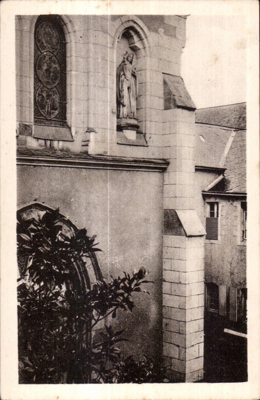 CPA Craon Monastere des Benedictines du Saint Sacrement l Eglise Detailde la facade
