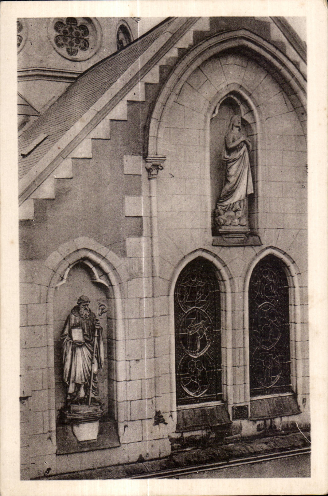 CPA Craon Monastere des Benedictines du Saint Sacrement l Eglise Detail de la facade