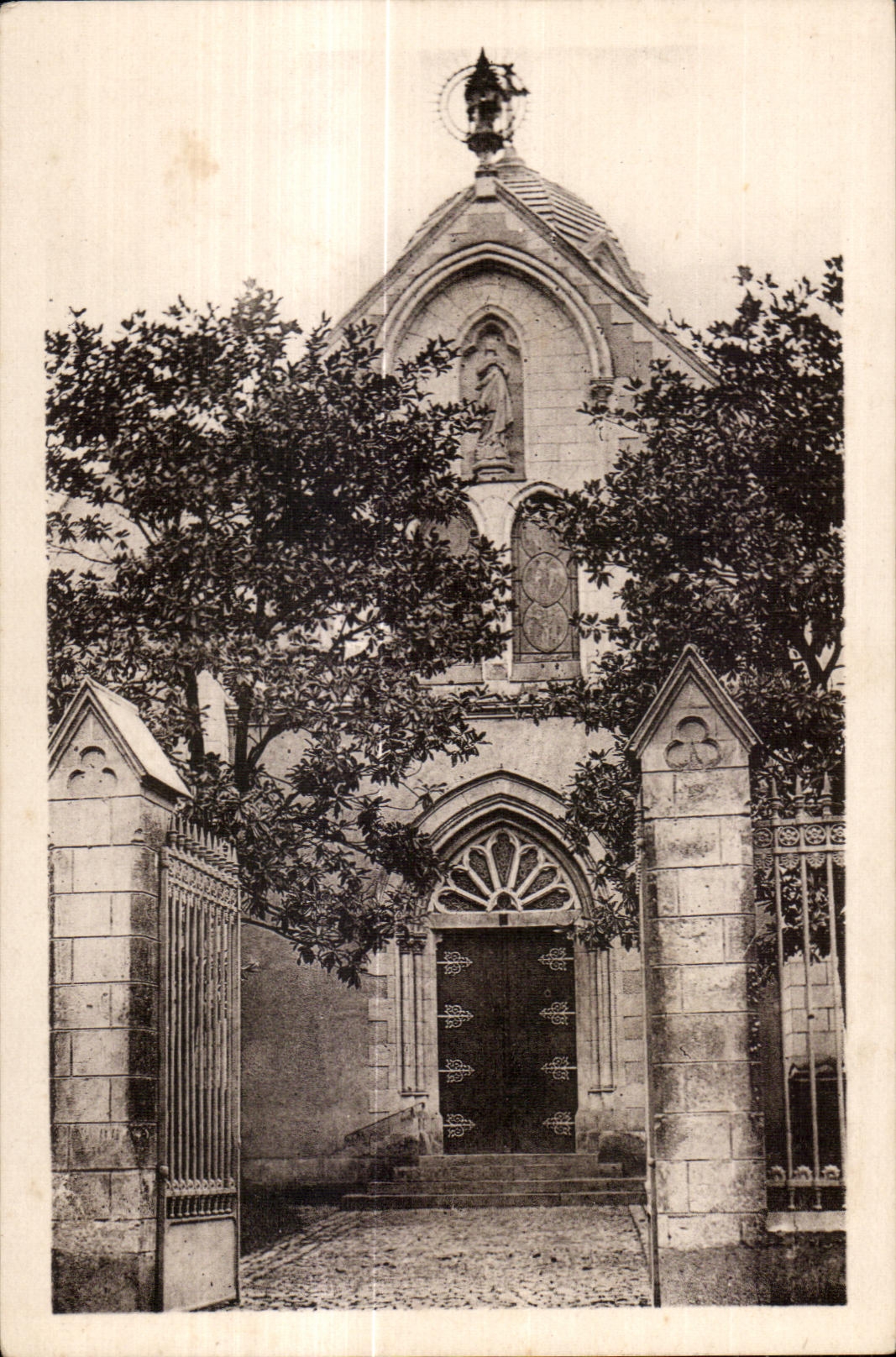 CPA Craon Monastere des Benedictines du Saint Sacrement Entree de l Eglise