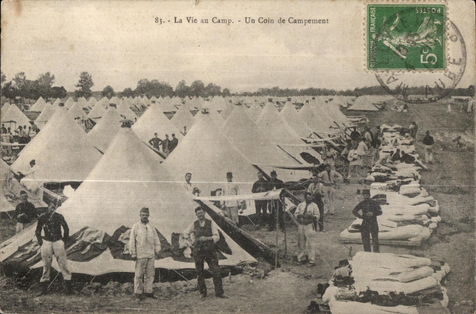 CPA La Vie an Camp Un Coin de Campement Militaria 
