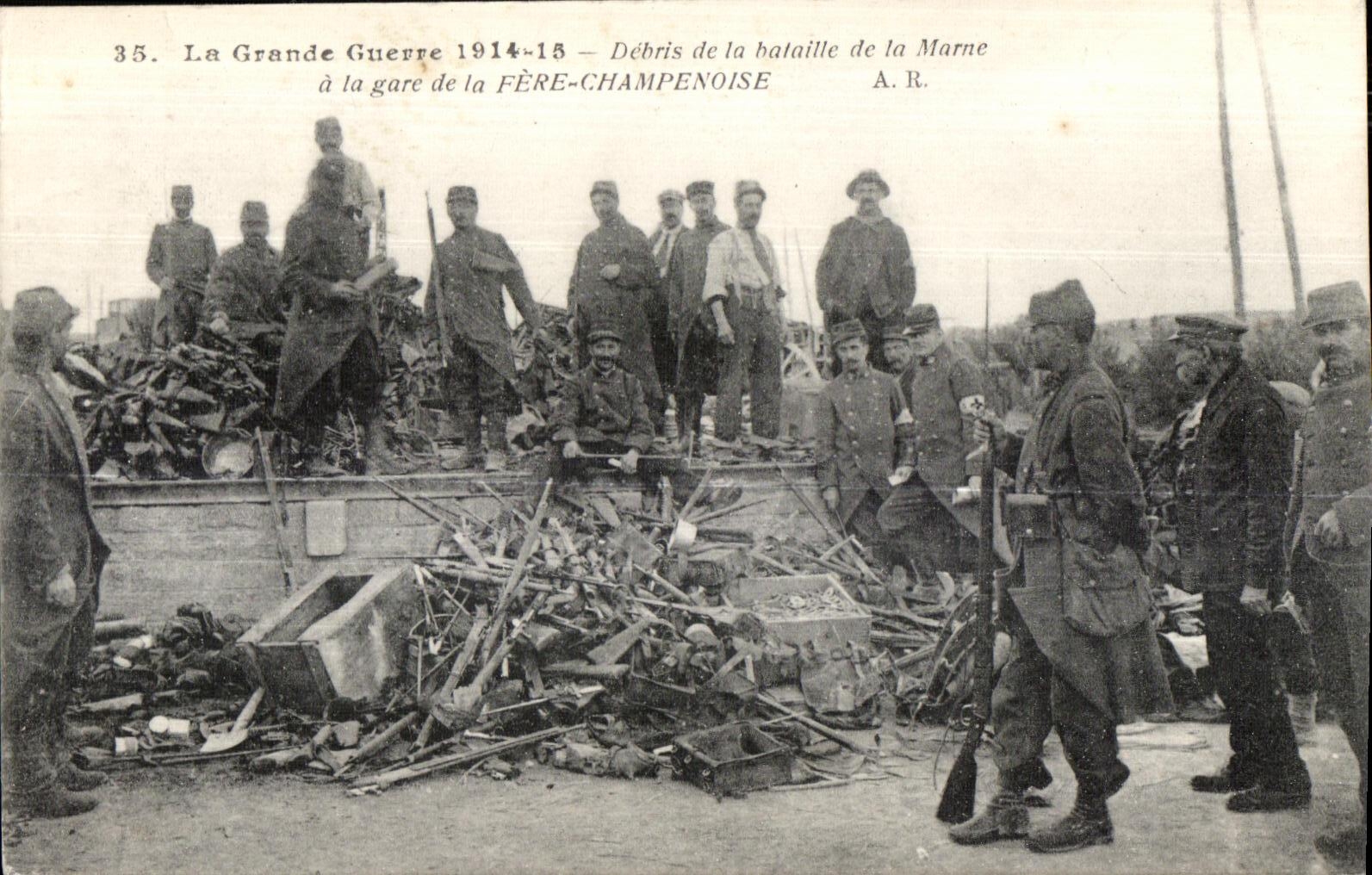 CPA La Grande Guerre Debris de la Bataille de la Marne a la Gare de la Fere Champenoise Militaria