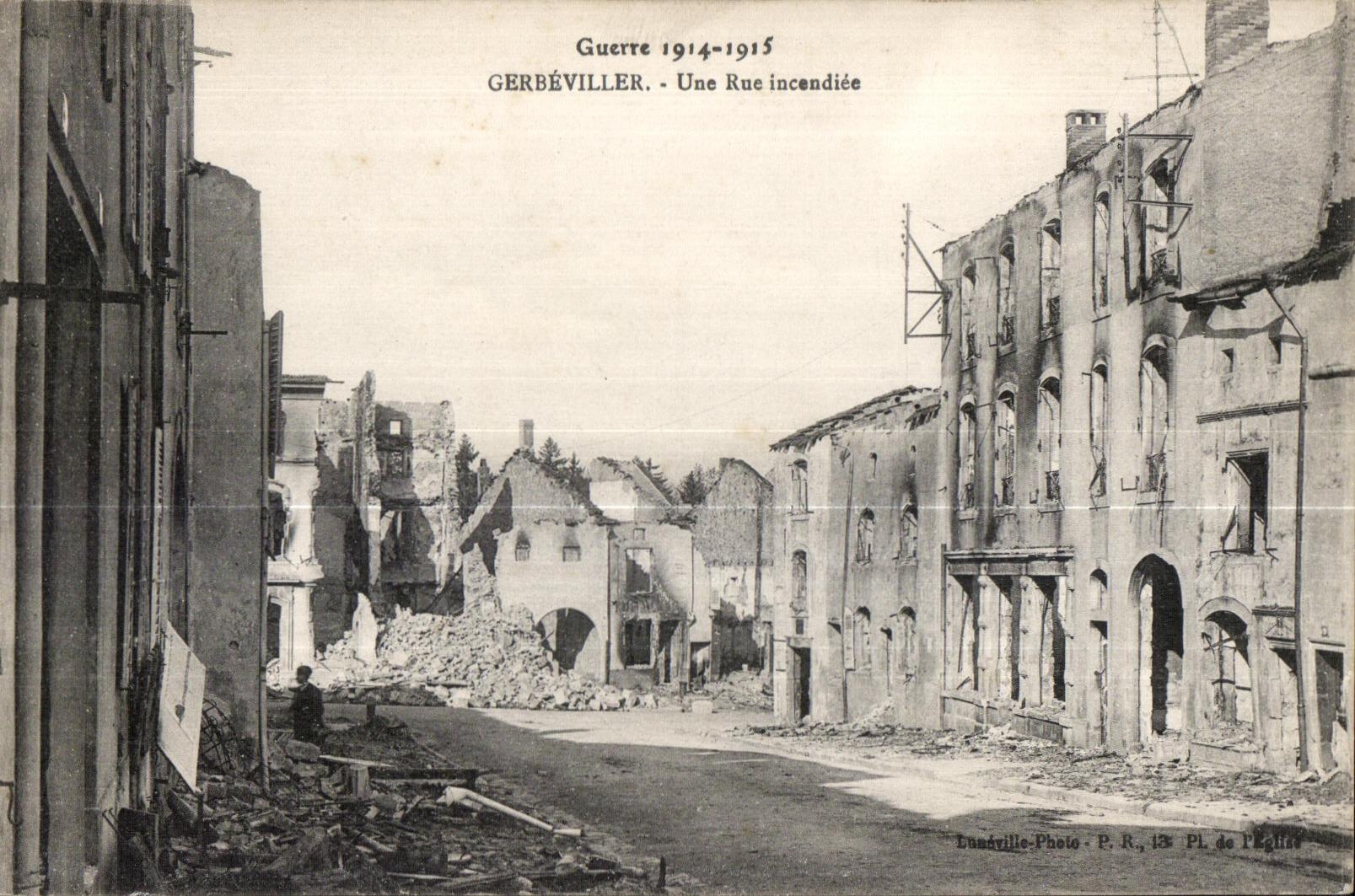CPA Militaria CPA Gurerre 1914-1915 Gerbeviller Une rue incendice