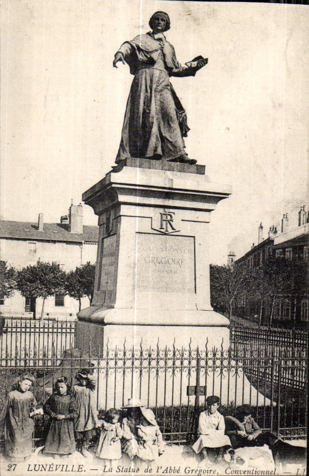 CPA Luneville La Statue de l Abbe Gregoire Conventionnnel Enfants