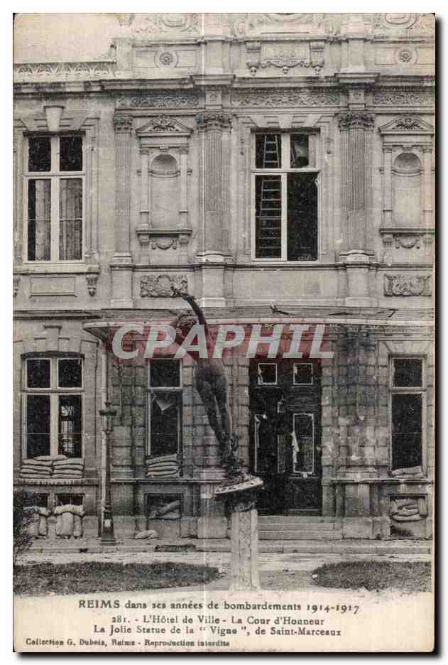 Reims dans ses années de bombardements 1914-1917 — L'Hôtel de Ville - La Cour d'Honneur - La Jolie Statue de la "Vigau", de Saint-Marceaux — Collection G. Dubois, Reims