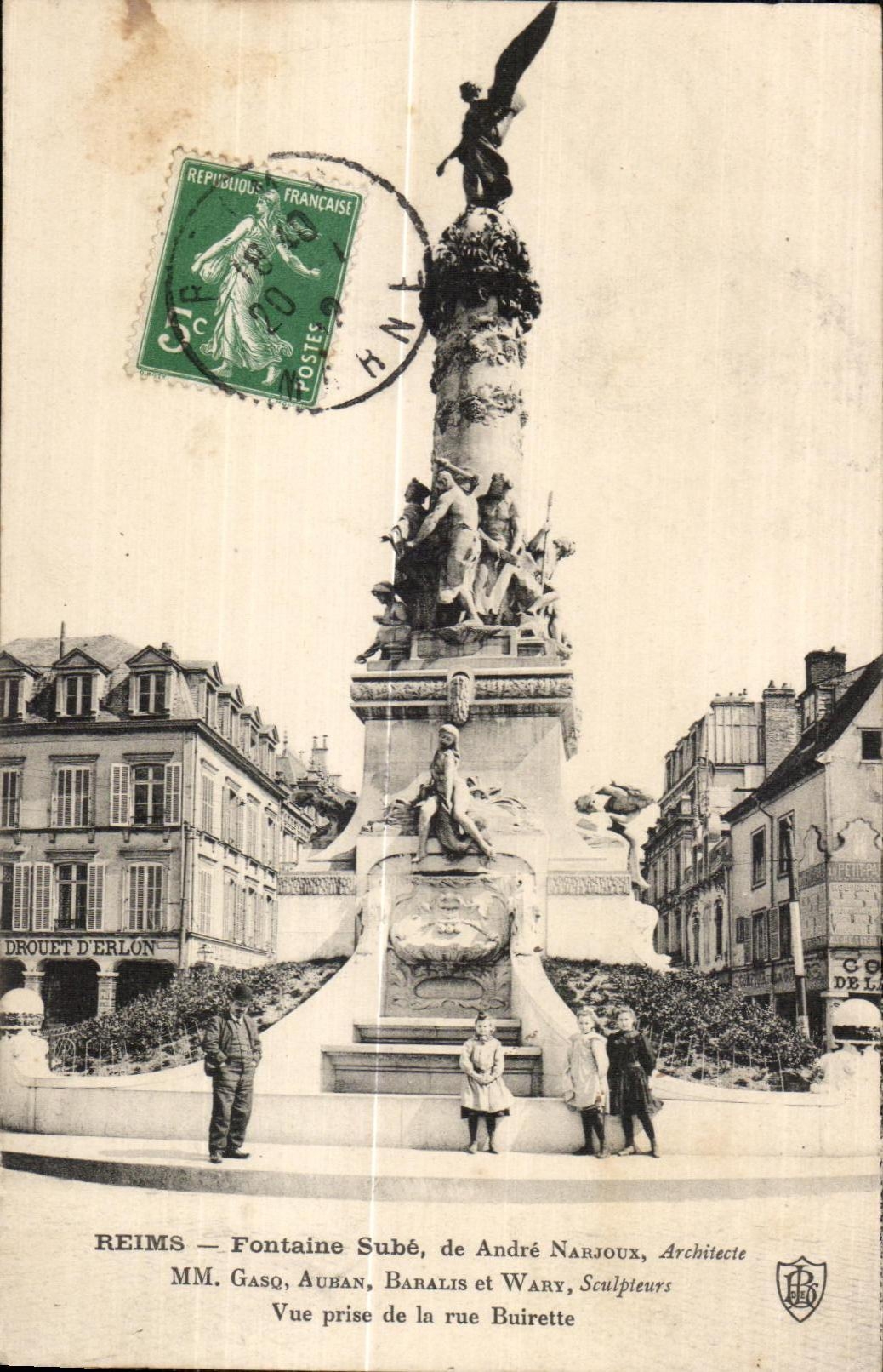 CPA Reims Fontaine Sube Andre Narjoux Architecte MM Gaso Auban Baralis et Wary Seulpteurs Vue prise de la rue Buirette