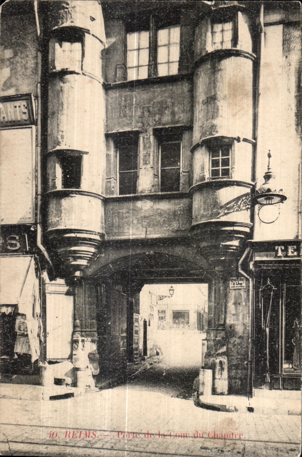 CPA Reims Porte de la cour du Chapitre 