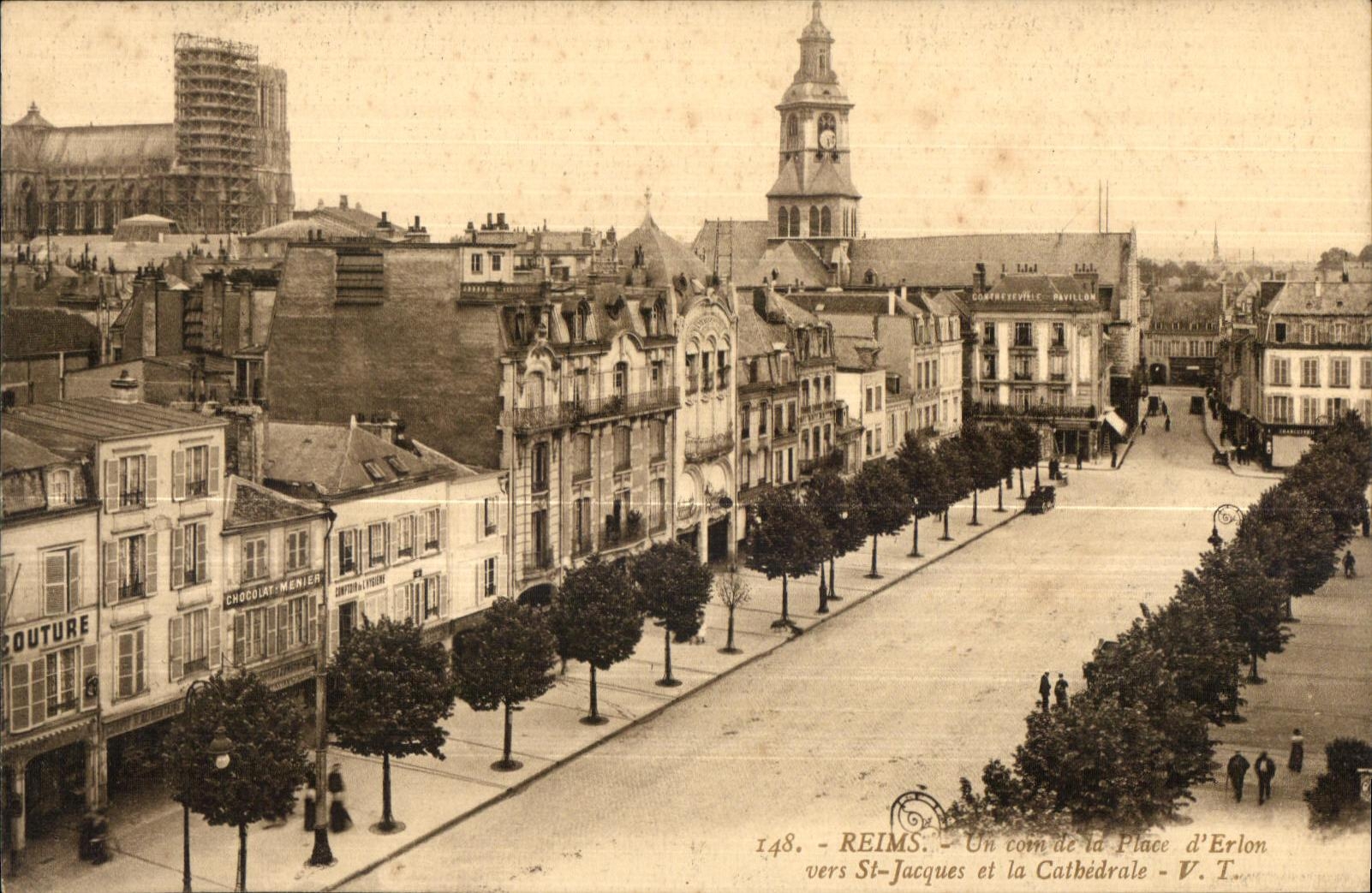 CPA Reims Un Coin de la Place d Erlon Vers St Jacques et la Catbedrale 