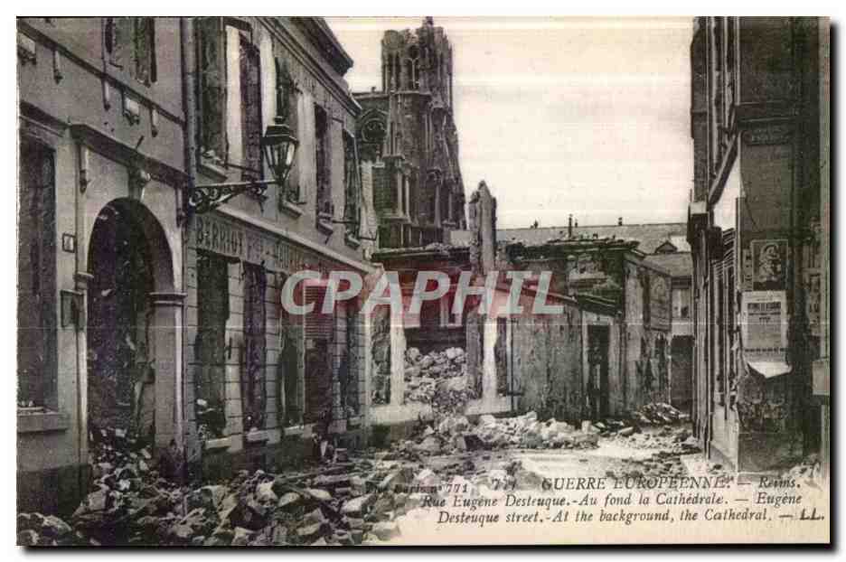 CPA Guerre Eoropeenne Reims Rue Eugene desleuque Au fond la Cathedrale Militaria