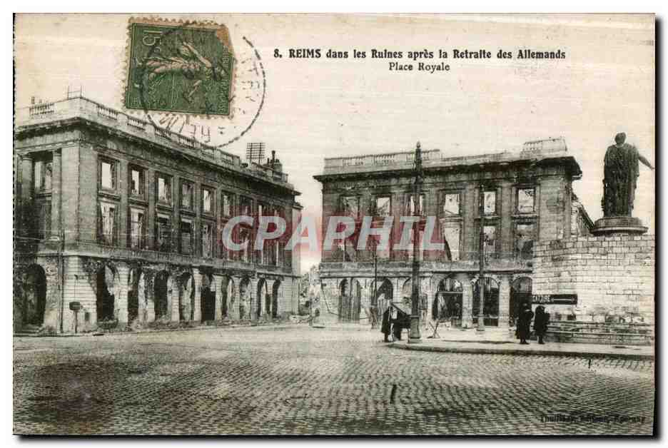 CPA Reims dans les Rulnes apres la Retraite des Allemands Place Royale Militaria 