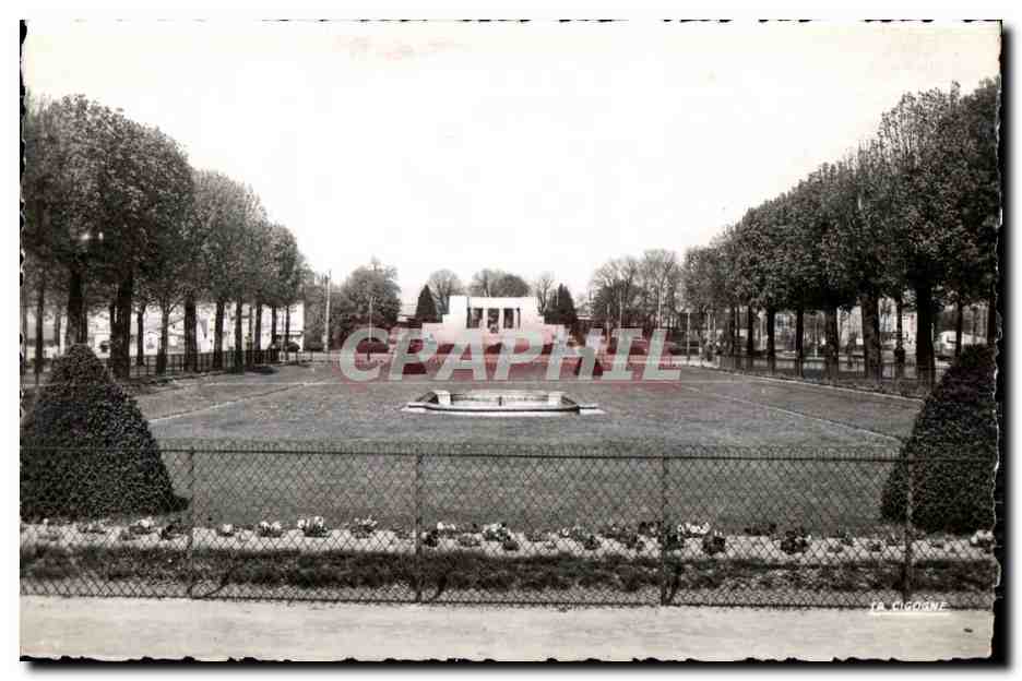 Place de la Cigogne — vue du square avec fontaine — T.A. Cigogne