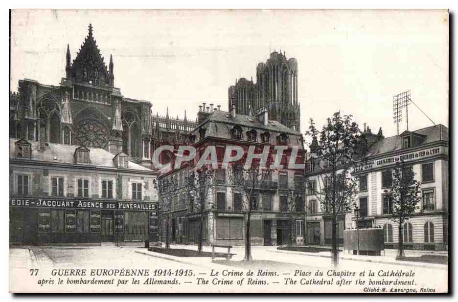 CPA Guerre Europeenne Le Crime de Reims Place du Chapitre et la Cathedrale