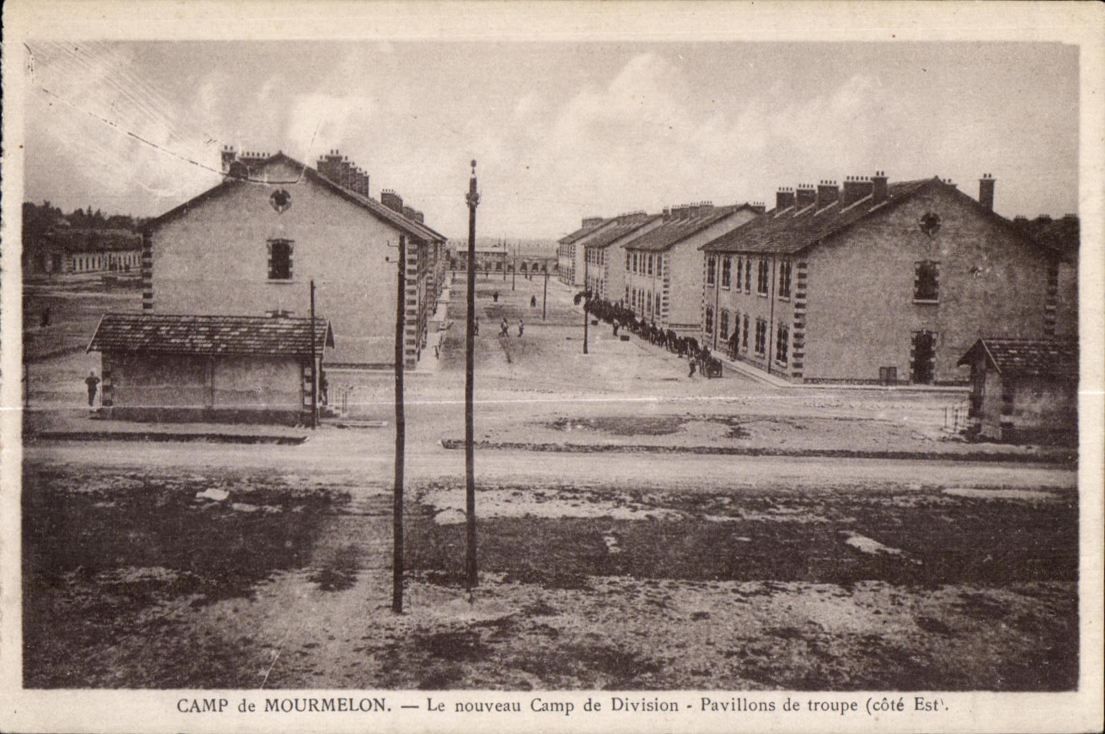 Camp de Mourmelon — Le nouveau Camp de Division - Pavillons de troupe (côté Est)
