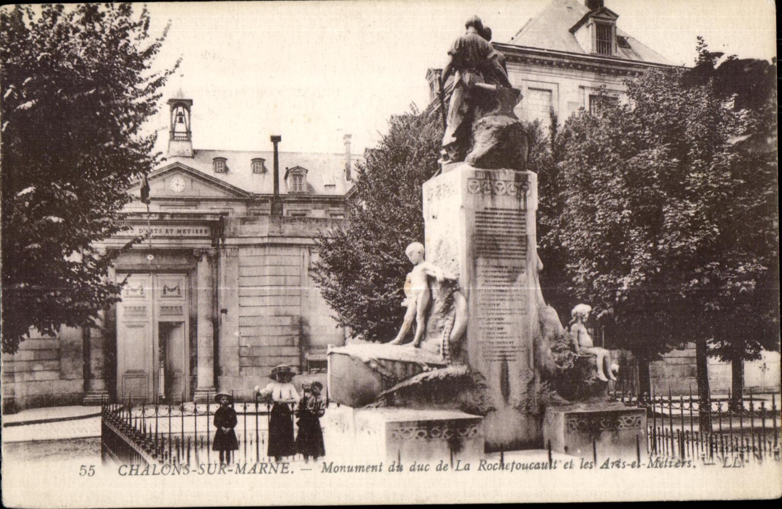 CPA Chalons Sur Marne Monument de duc de La Rochefoucauit et les Arts et Metiers