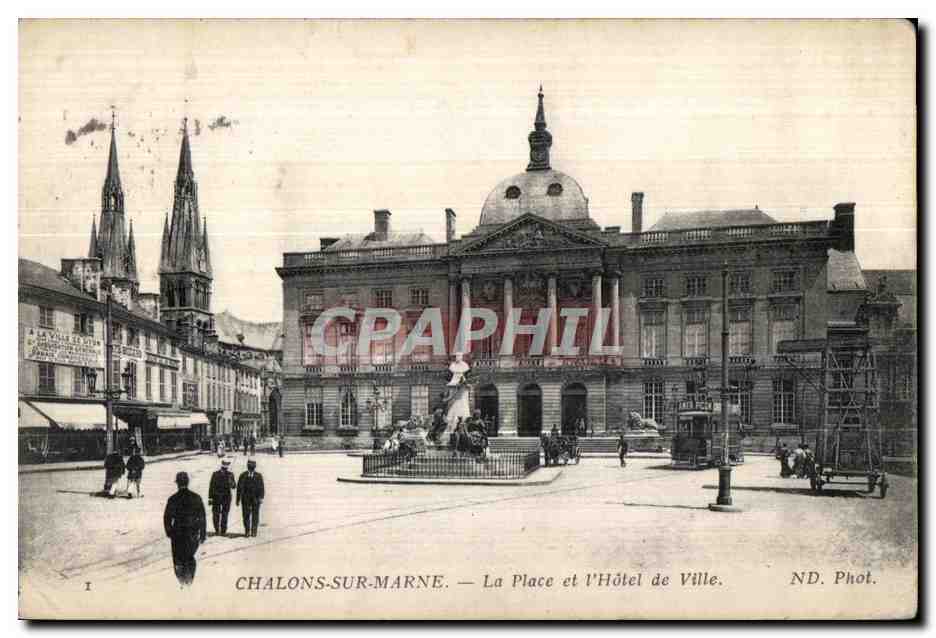 CPA Chalons sur Marne La Place et l Hotel de ville