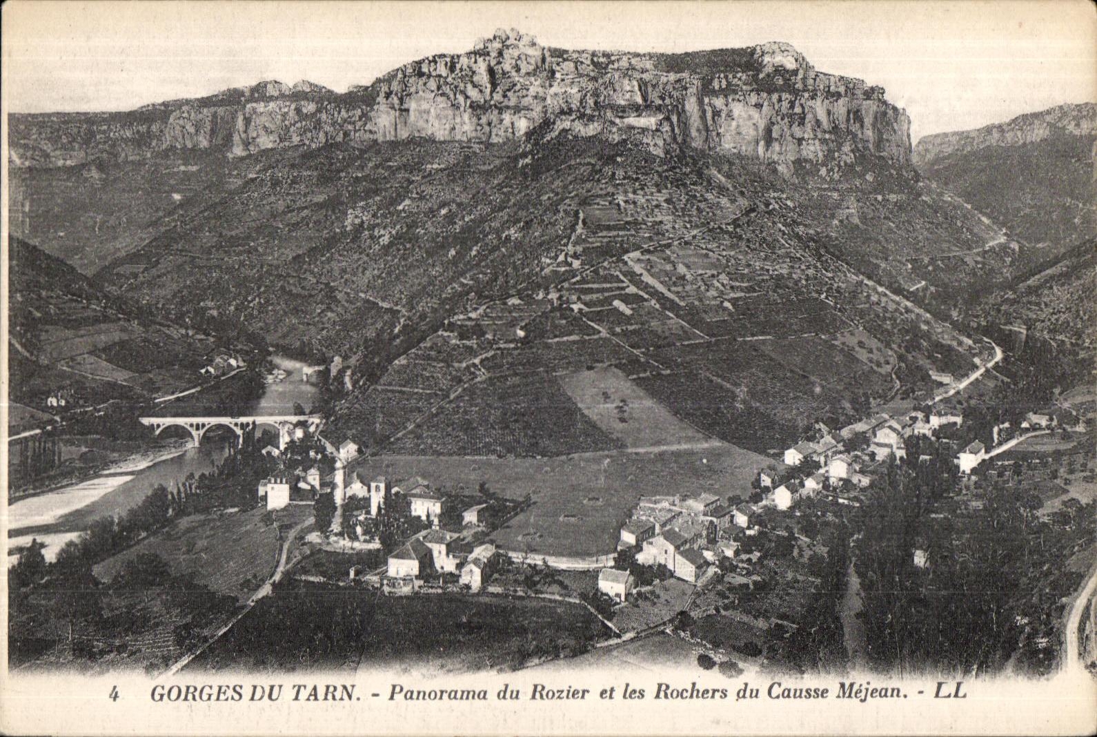 Gorges du Tarn — Panorama du Rozier et les Rochers du Causse Méjean — LL