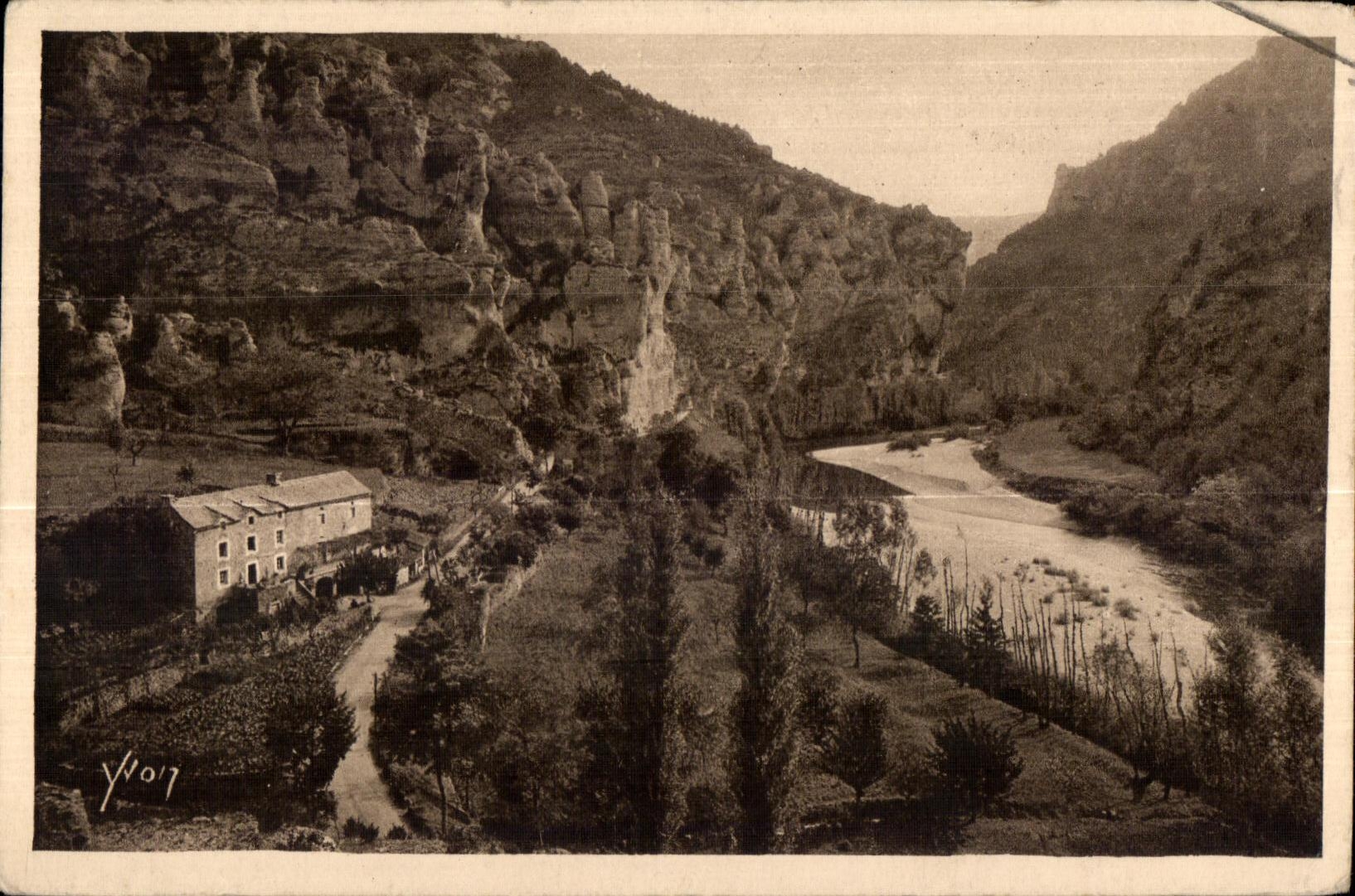 Gorges du Tarn — Vue prise de l'Ermitage de St-Hilaire (Lozère) — Les Éditions d'Art Yvon, 14, Rue de Bretagne, Paris