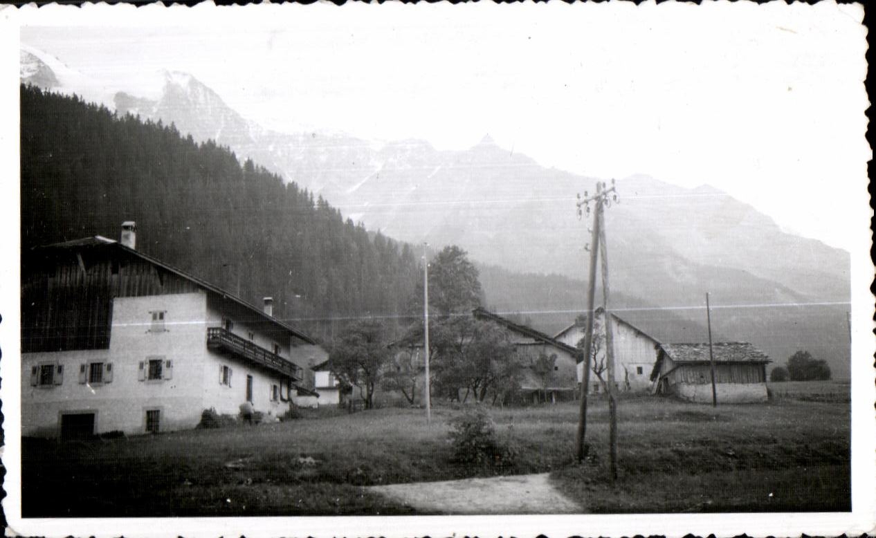Village alpin — montagnes enneigées — éditeur inconnu, n° de série non lisible