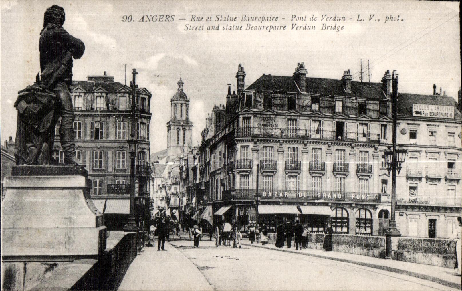 CPA Angers Rue et Statue Beaurepaire Pont de Verdun 