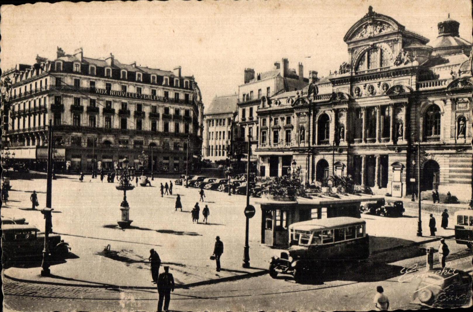 CPA Angers (Maine et Loire) La Place du Ralliement Le Theatre