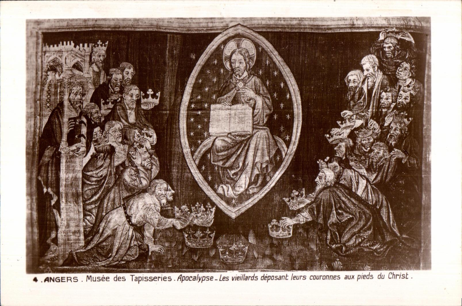 CPA Angers Musee des Tapisseries Apocalypse Les vieillards deposant leurs couronnes aux pieds du Christ