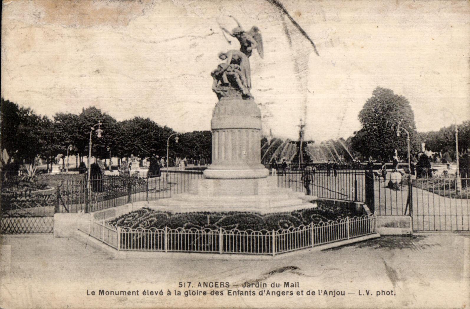 CPA Angers Jardin du Mail Le Monument eleve a la gloire des Enfants d Angers et de l Anjou LV phot
