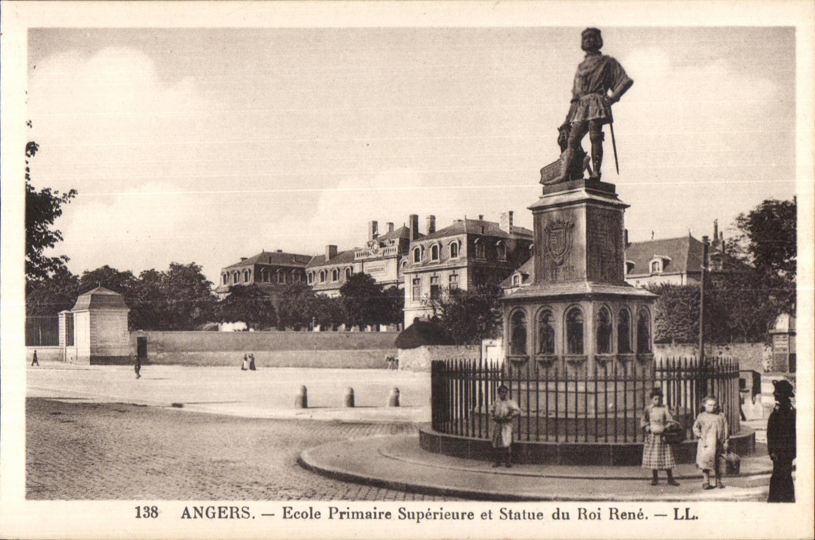 CPA Angers Ecole Primaire Superieure et Statue du Roi Rene