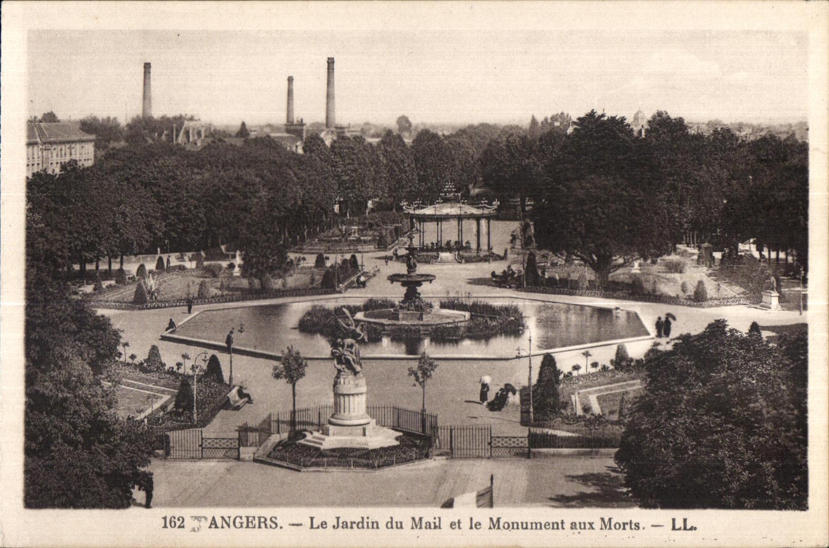 CPA Angers Le Jardin du Mail et Le Monument aux Morts