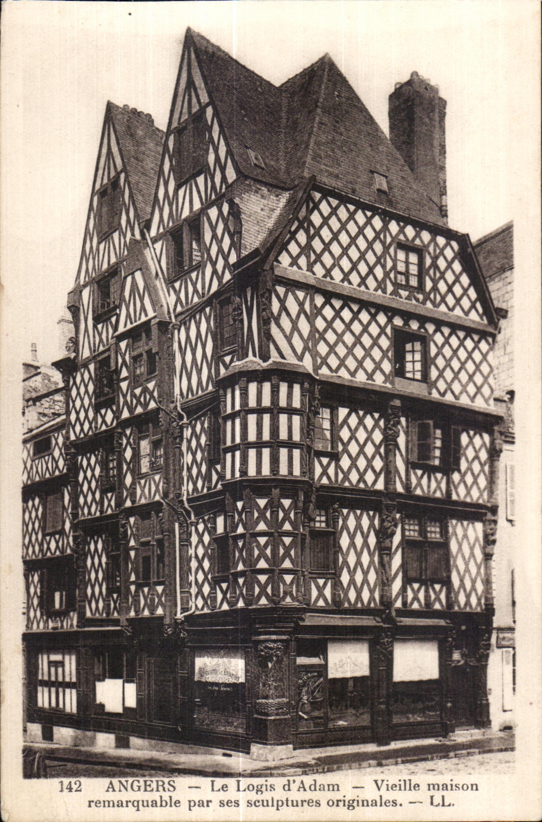 CPA Angers Le Logis d Adum Vieille maison remarquable par ses Seulptures originales