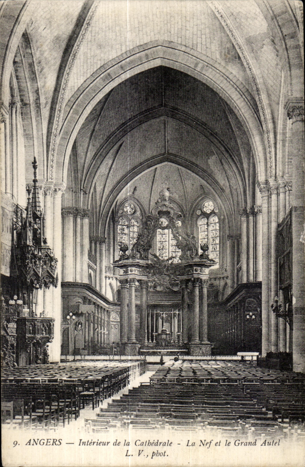 CPA Angers Interieur de la Catbedrale La Nef et le Grand Autel