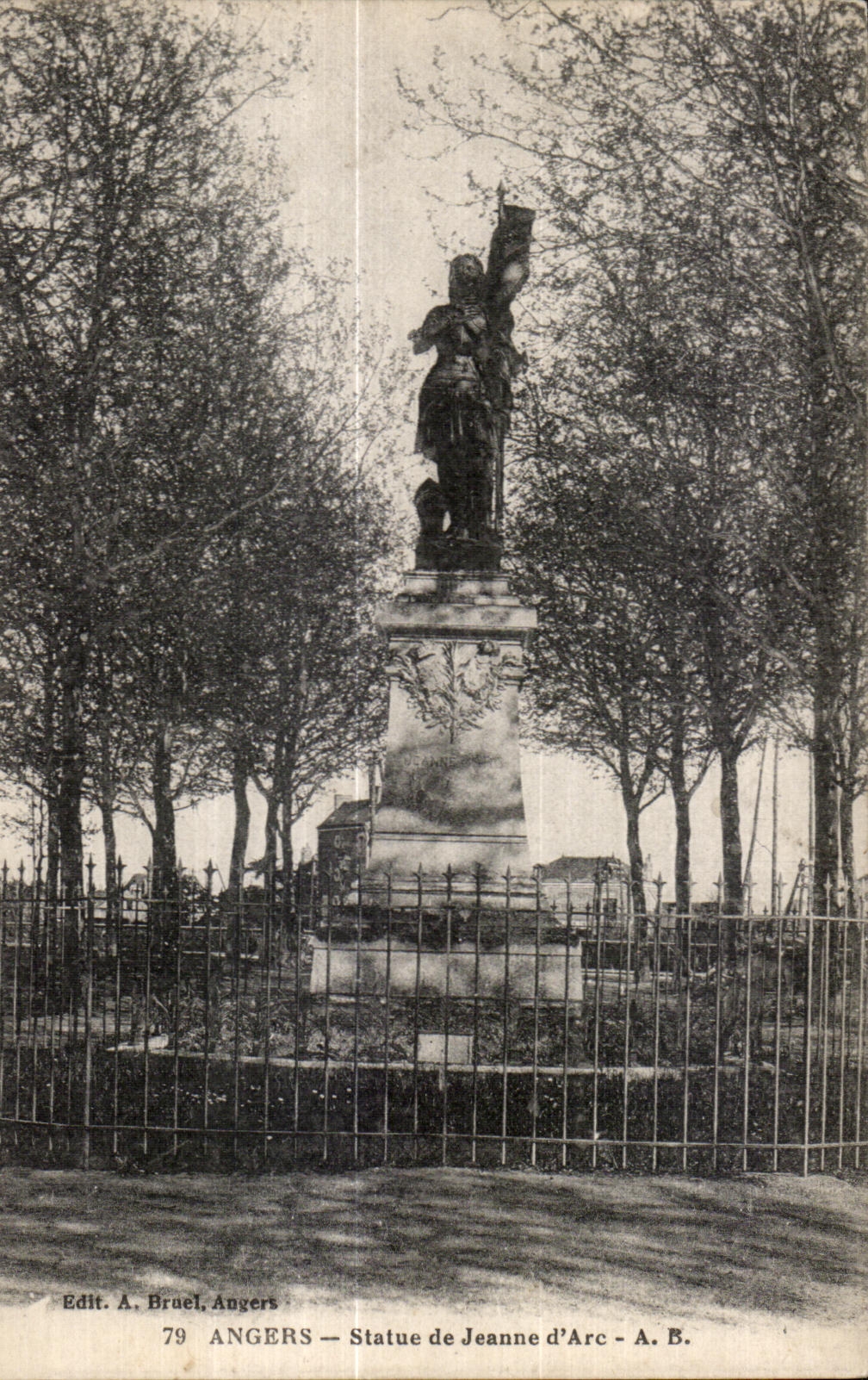 CPA Angers Statue de Jeanne d Arc