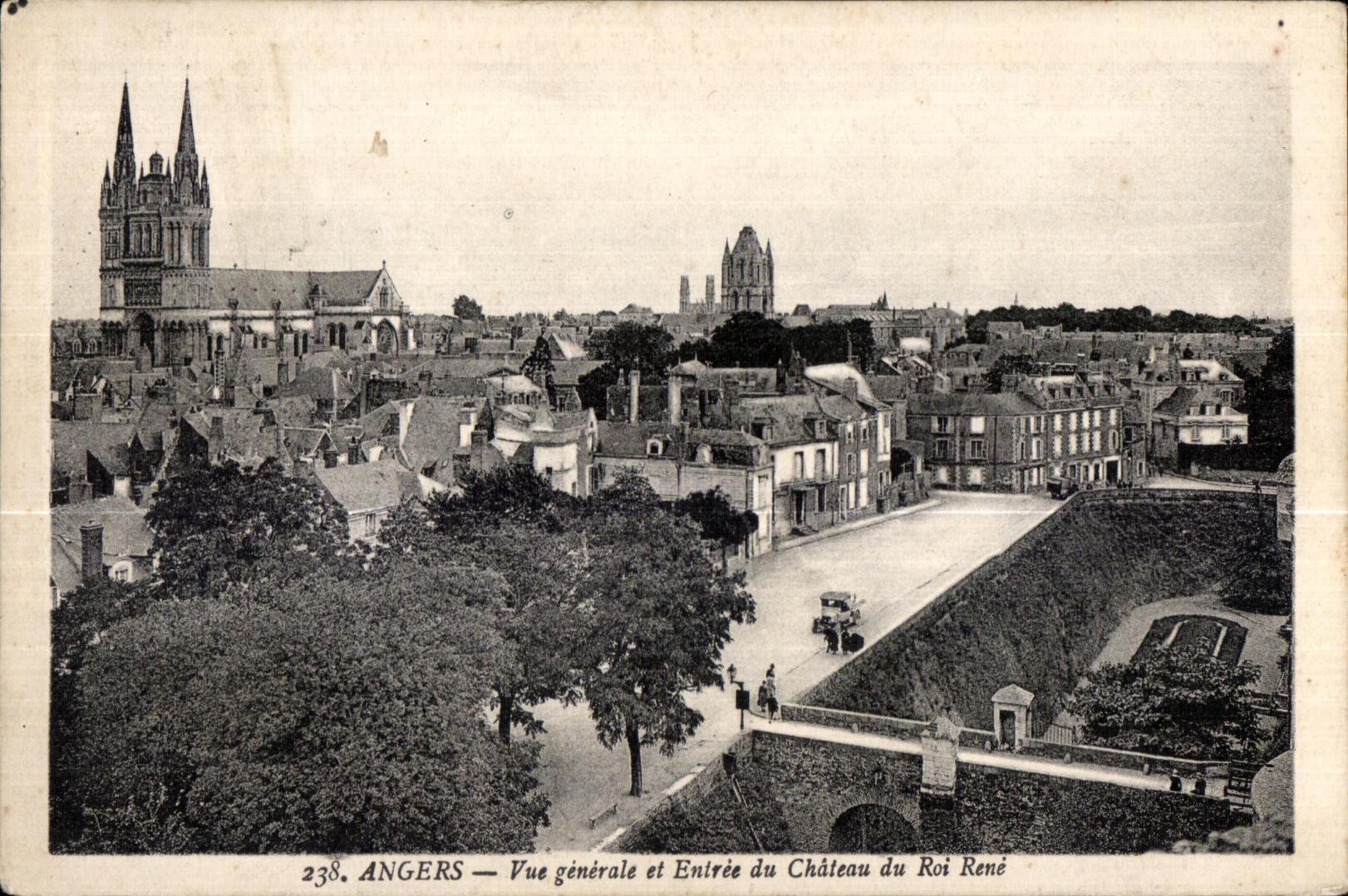 CPA Angers Vue Generale et Entree du Chateau du Roi Rene