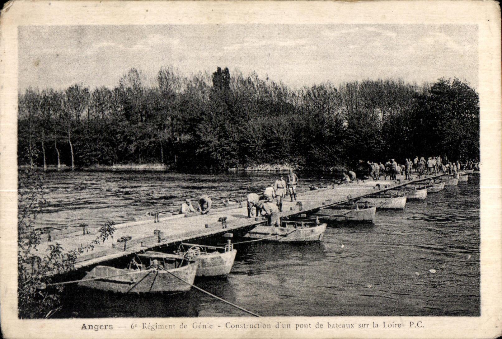 CPA Angers 6eme regiment de genie construction d un pont de bateaux sur la loire Militaria