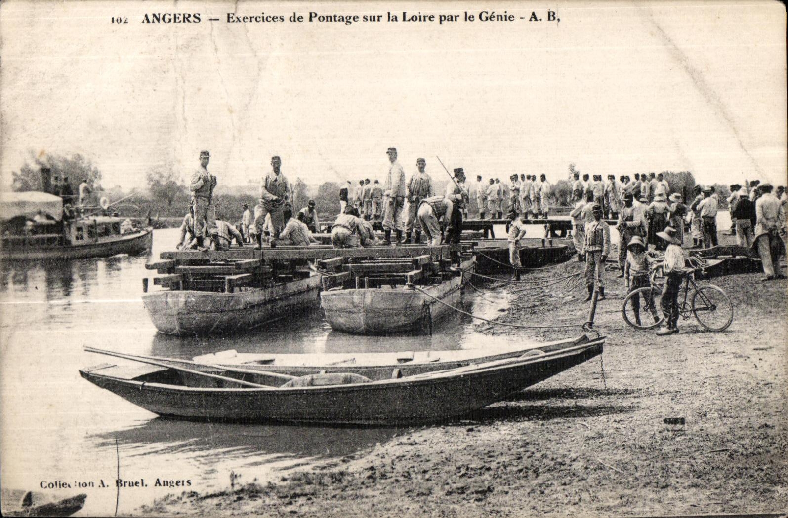 CPA Angers exercices de pontage sur la loire par le genie Militaria 
