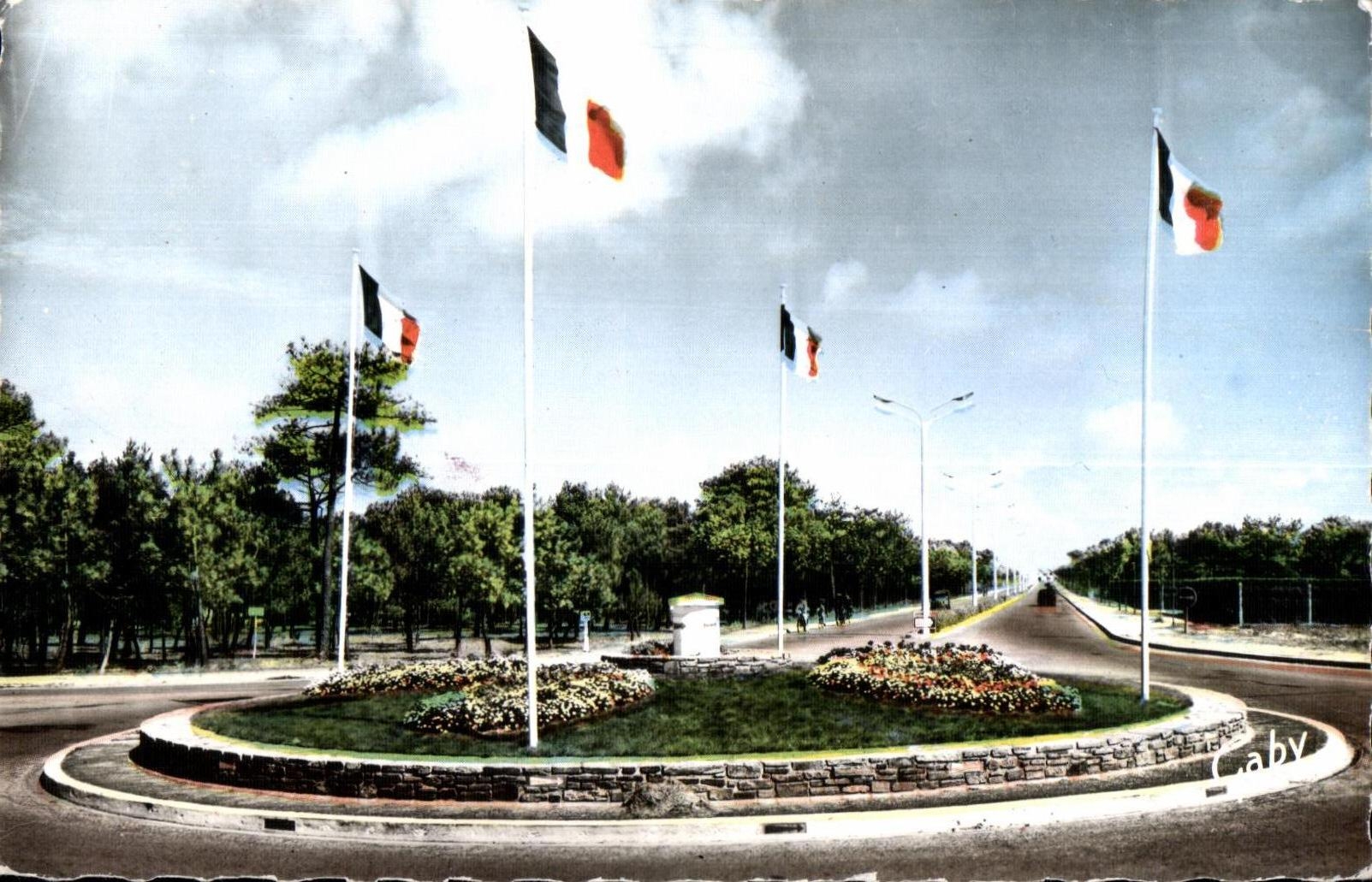 Place centrale de Gaby — rond-point avec drapeaux — Éditions Gaby