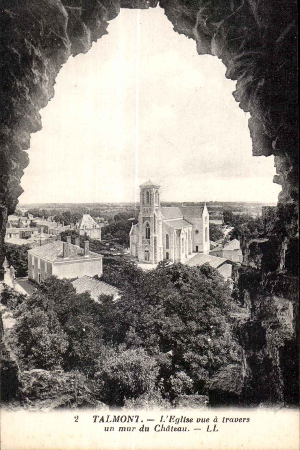 CPA Talmont L Eglise vue a travers un mur du Chateau