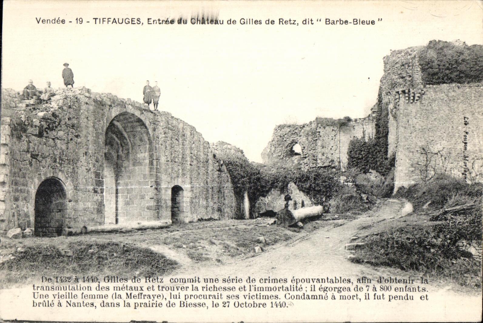 CPA Vendee Tiffauges Entree du Chateau de Gilles de Retz dit Barbe Bleue