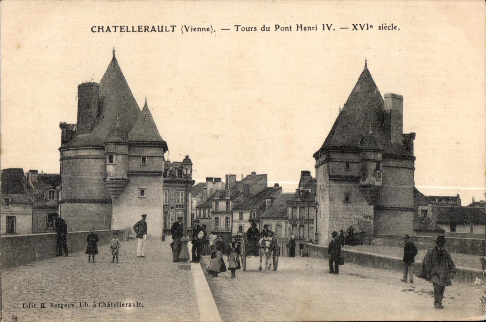 Châtellerault (Vienne) — Tours du Pont Henri IV — XVIIe siècle.