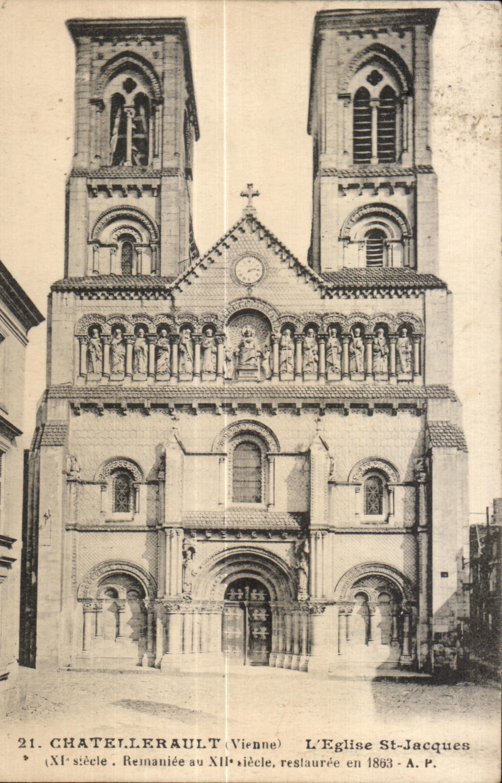 Châtellerault (Vienne) — L'Église Saint-Jacques, remaniée au XIIe siècle, restaurée en 1863 — A.P.