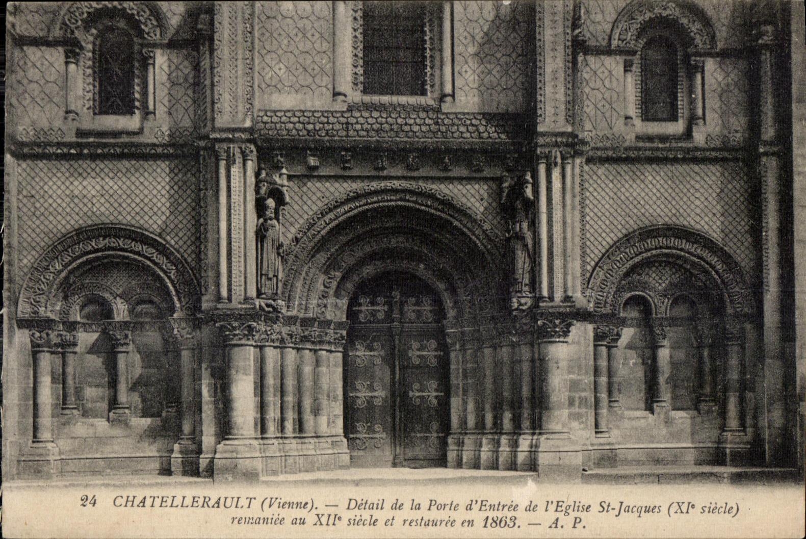 Châtellerault (Vienne) — Détail de la Porte d'Entrée de l'Église St-Jacques (XIe siècle, remaniée au XIIe siècle et restaurée en 1863) — A. P.