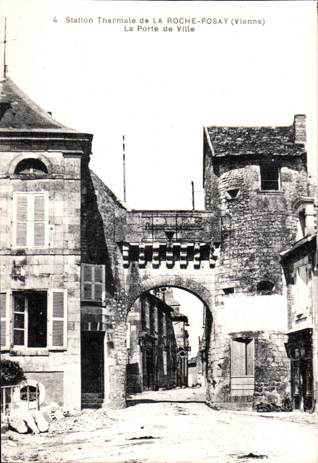 CPA Station Thermale de La Roche Posay (Vienne) La Porte de Ville