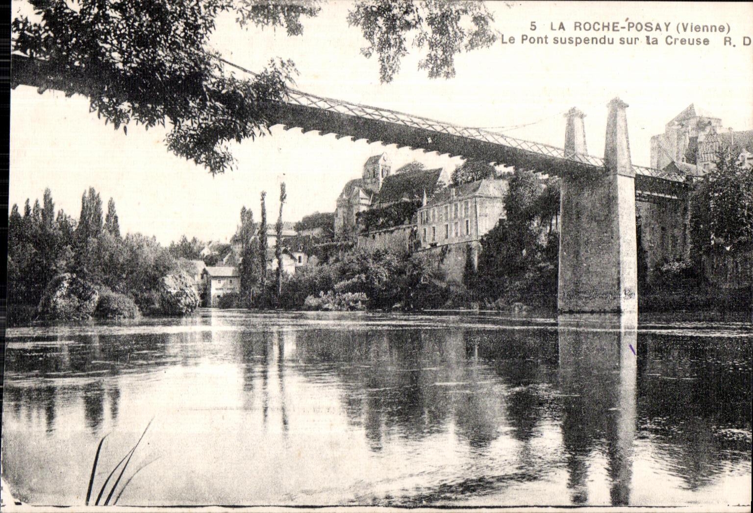 CPA La Roche Posay (Vienne) La Pont Suspendu sur la Creuse R D