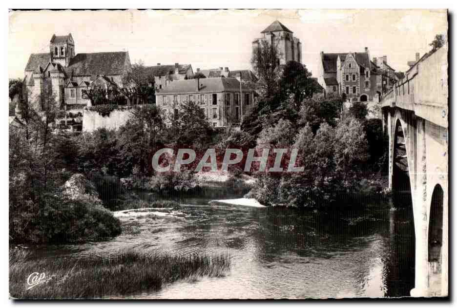 CPA La Vienne Roche Posay L Eglise et le Donjon