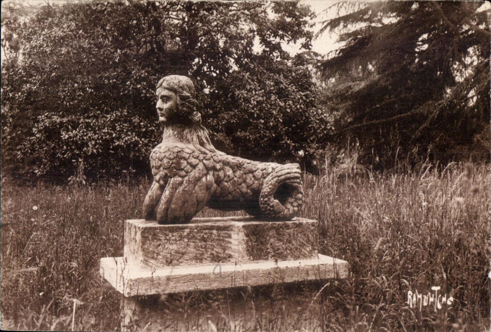 CPA Vieilles pierres de poitou a la recette a vouvant (vendee) la fee melusine la fee serpent qui d apres la legende