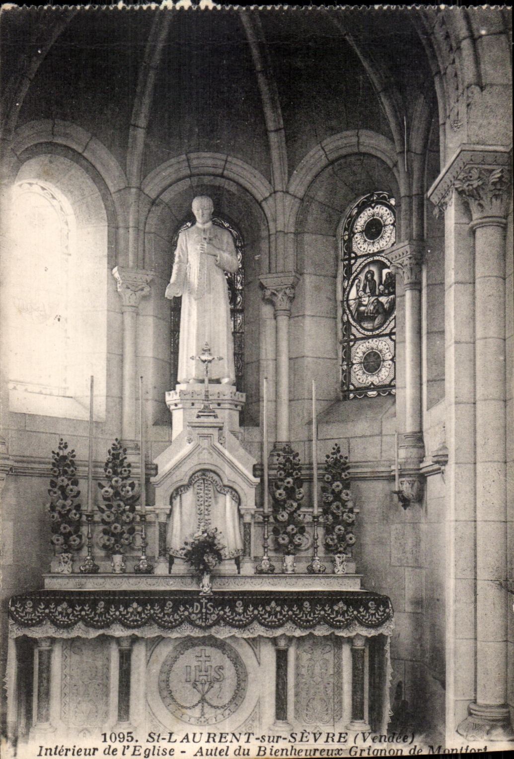 CPA St Laurent sur Sevre (Vendee) Intreieur de I eglise Autel du Bienheureux Grianon de