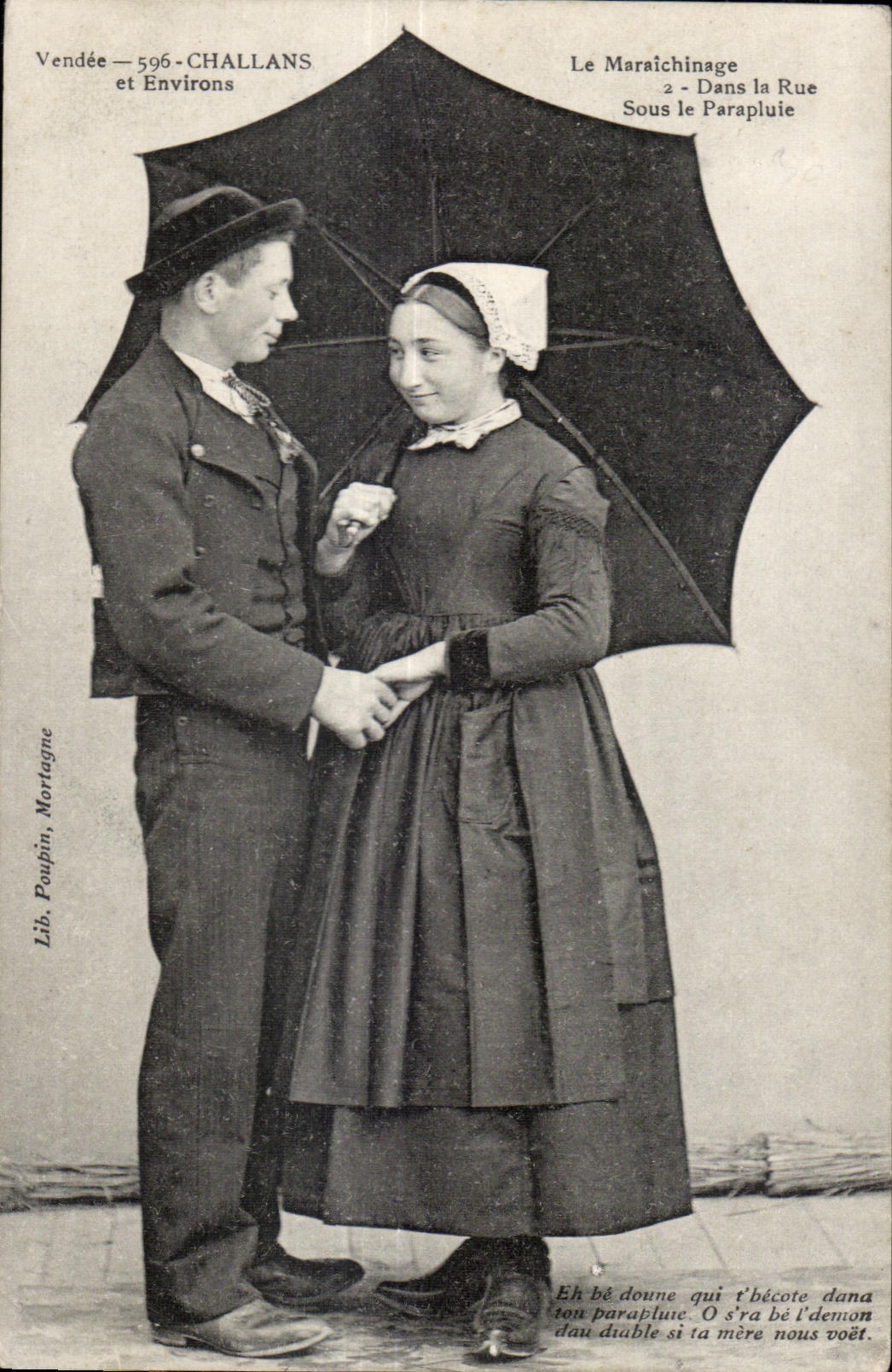 CPA Vendee 596 Challans et Environs Le Maraichinage Dans la Rue Sous le Parapluie Folklore Costume