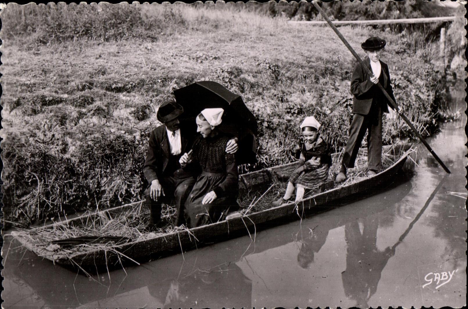 Famille et enfant en barque — costumes maraichins — Saby