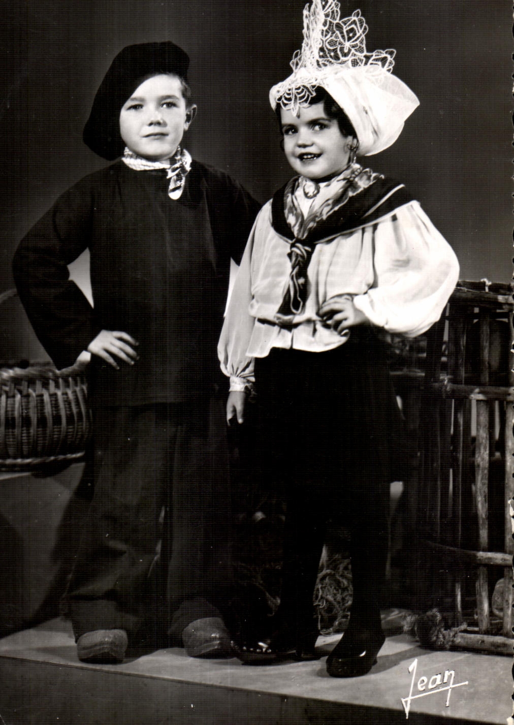 CPA La vendee enfants en costumes des sables D olonne