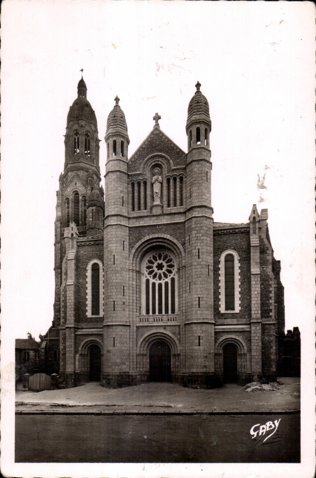 Façade de la Basilique de Saint-Laurent-sur-Sèvre — Statue de St L. M. de Montfort — Éditions Gaby