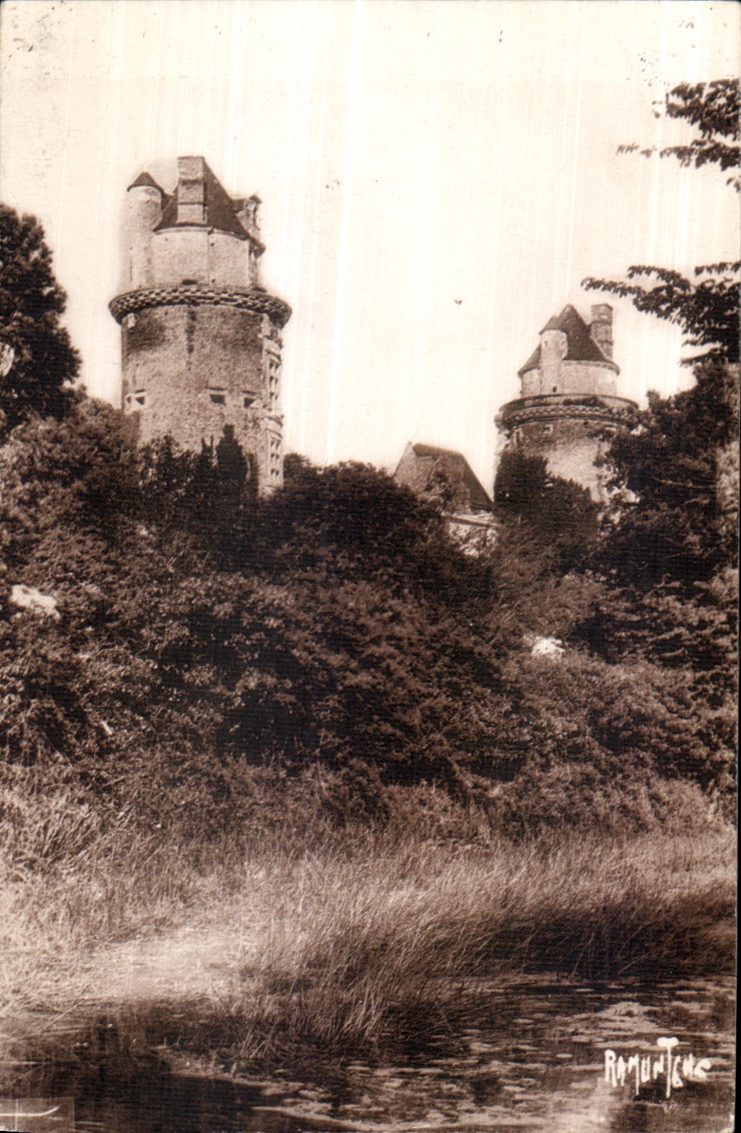 CPA Chateau de poitou apremont (Vendee) succedant a une vieille forteresse feodale elevee sur le rocher a pie qui