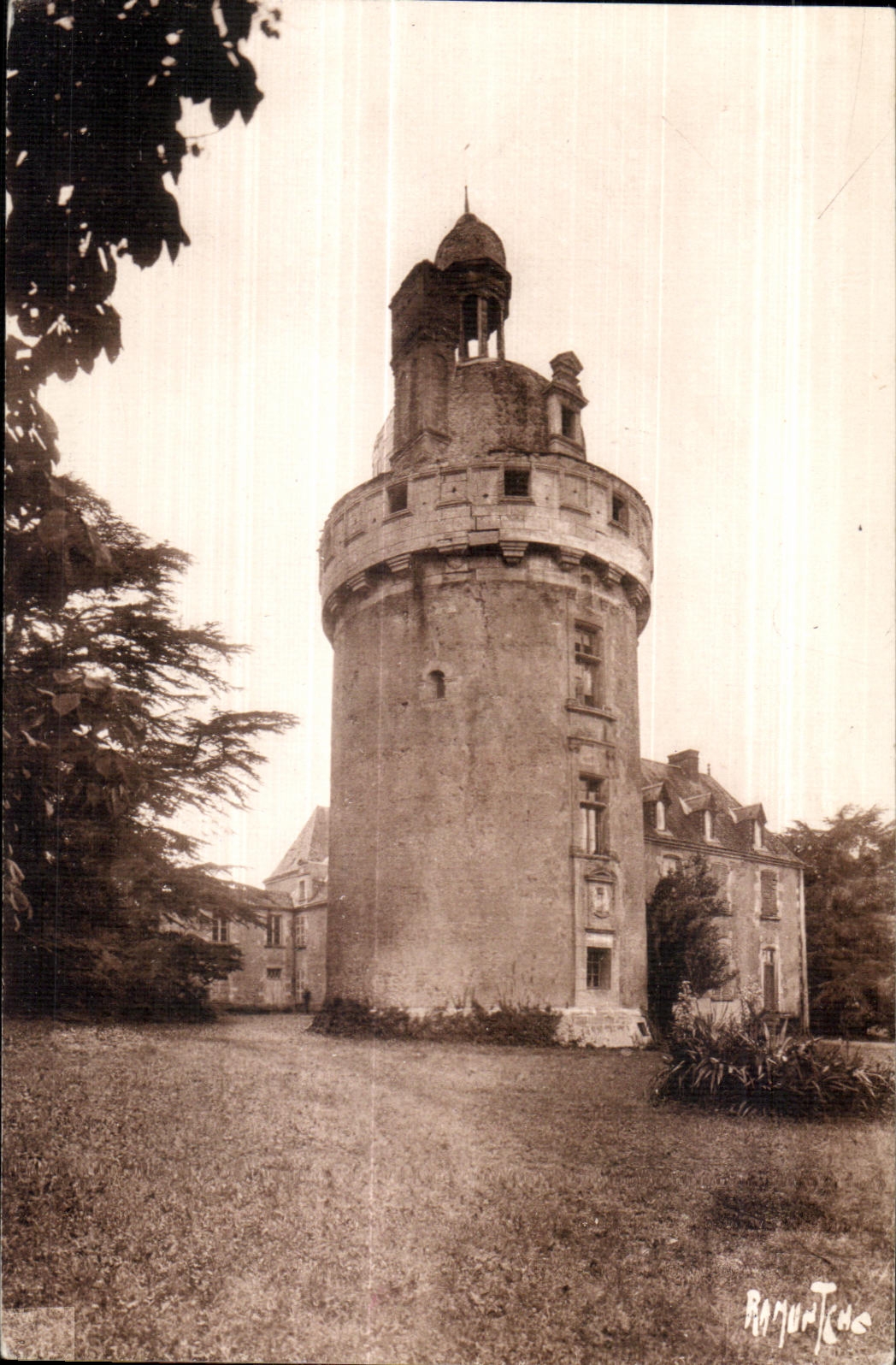 CPA Vieux chateau de poitou bessay (Vendee) ainsi que le consacre une inscription gravee sur ses flancs